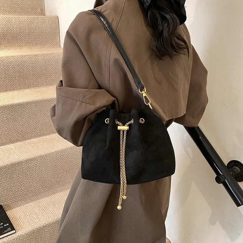 ソフトなフェイクスエード素材のシンプルな通勤用クロスボディバ - Women Bags Zara のレビューと価格